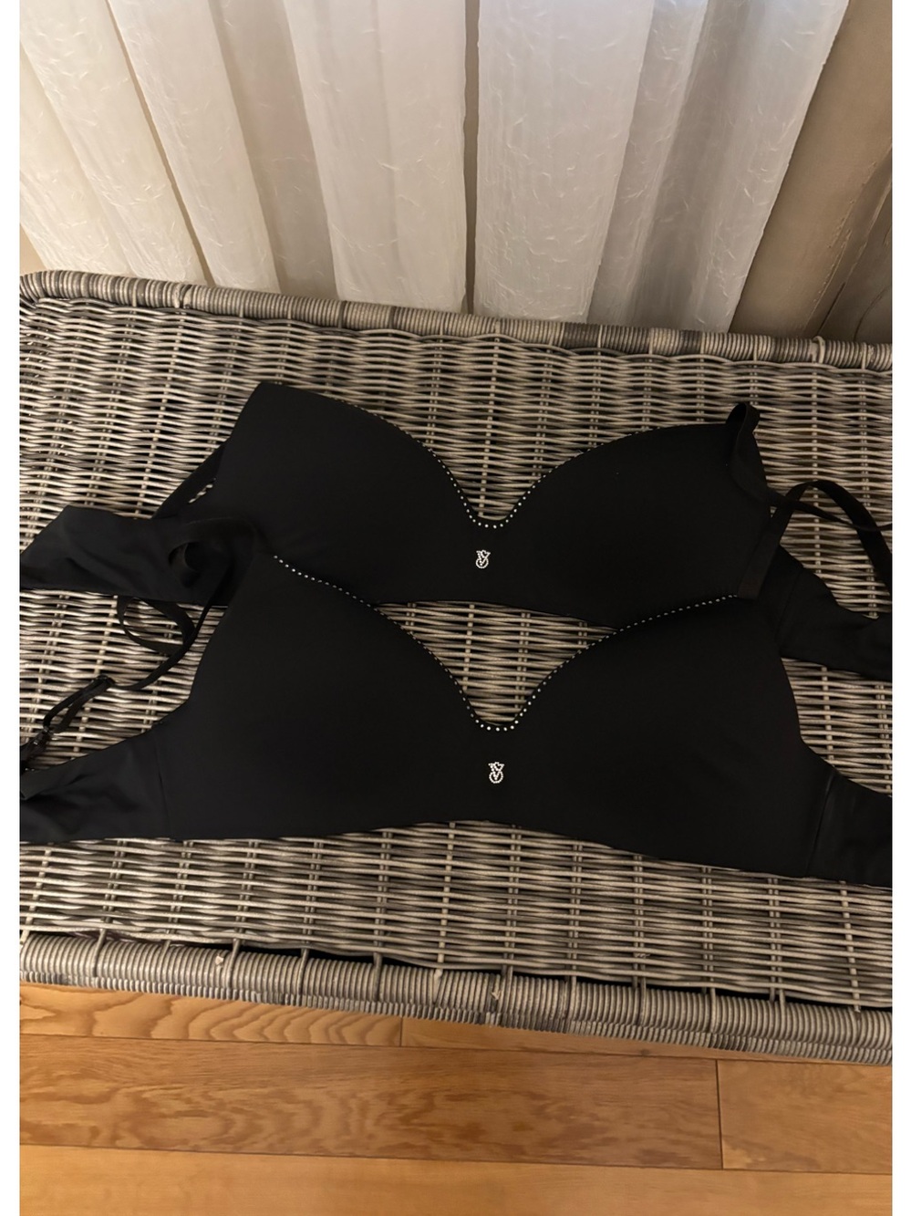 Victoria secret black rhinestones wireless bras
Quantity 2 new
